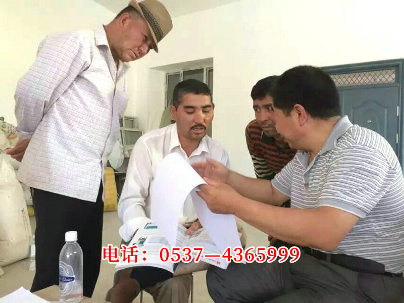 辦事處經(jīng)理與疏勒客戶簽訂合同.jpg